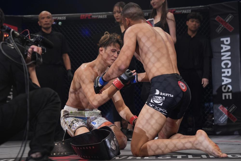 【PANCRASE】バルボーザが雑賀ヤン坊をヒジで切り裂き新王者に。杉山しずかが和田綾音に判定勝ちで女子フライ級王座返り咲き、宮澤が船田との5R熱闘制しストロー級王者に。猿飛流が大塚をバックスピンキックTKO、内藤がレーベンに辛勝、神谷が葛西に判定勝ち、透暉鷹がギレルメをTKO、木下がジェヨンに競り勝つ、岸田が眞藤に三角絞め