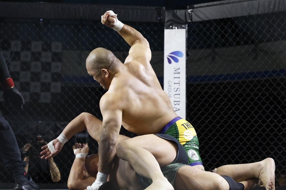 【ROMAN】ヴァーリトゥードで関根“シュレック”秀樹が小路晃をTKO、29分51秒、ケージ掴んでTDディフェンスのヨースキストーが石川英司をKO！ 道衣MMAでメネギンが竹本啓哉に完勝、渡部修斗がボウアンドアローチョークで一本勝ち、藤田大が巴投げから腕極める、ゴドイが石川をKO。ROMAN柔術で須藤が鍵山にトップ攻めから足関節極める