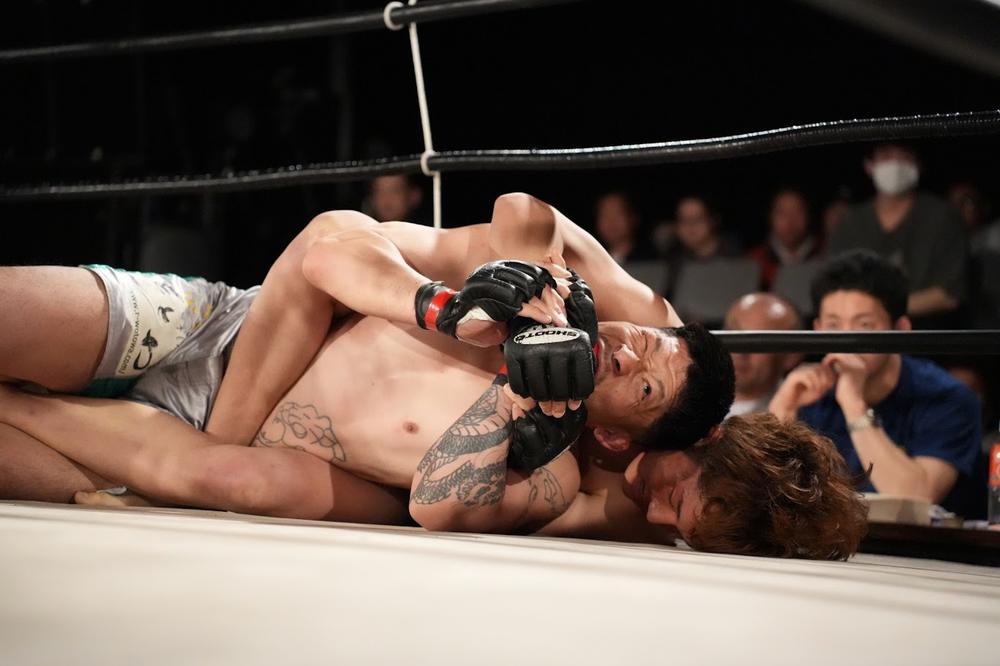 【修斗】21歳の漁師・鈴木賛市朗が前日オファーの緊急参戦でベテラン佐々木郁矢に完勝。小川将貴が紀州と激闘の判定勝ち。上杉隼哉が20秒KO勝ち。稲葉祥真が肩固め、駒沢伊月が三角絞め、智輝が逆転の一本勝ち＝『越後風神祭り 16』