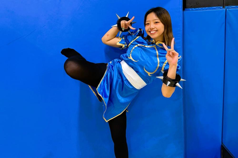 【K-1】木村萌那が春麗コスチュームに身を包み“リアル春麗”検定に挑む、ストリートファイター世界王者プロゲーマーの判定は