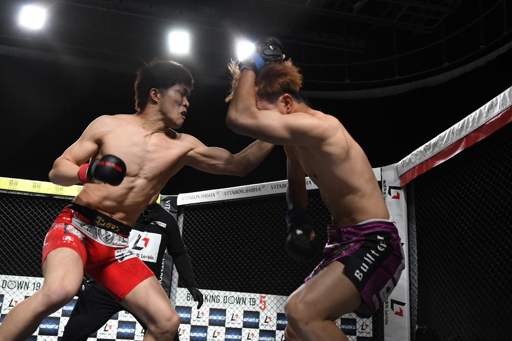 【BreakingDown】久保達也が5.8kgオーバーのしゅーが鷹将に判定勝ち「重かったです」、しゅーKO勝ち、モギが蛇鬼将矢からダウン奪う番狂わせ勝利、JOYが逆転KO勝ち、KK我流がしょーたを圧倒KO。野田蒼とKINGカズの次期挑戦者決定戦、ウルシマンとケオンがベアナックルMMA、龍盛vs.SHUTA、三河拳士vs.ナオキ、マスターキーvs.ライアンほか.5シリーズ史上初の13試合＝速報中