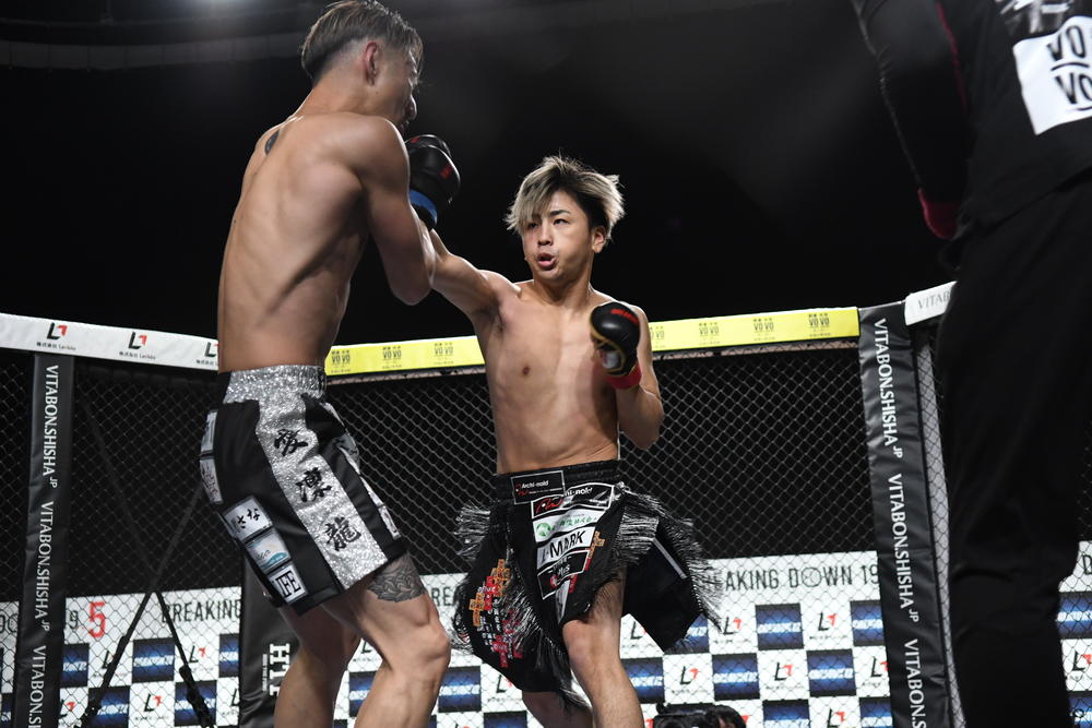 【BreakingDown】後頭部殴打のアクシデントにも負けず野田蒼がKINGカズに勝利、ベアナックルMMAはウルシマンがケオンに逆転勝ち、久保達也が5.8kgオーバーの鷹将に判定勝ち「重かったです」、しゅーKO勝ち、モギが蛇鬼将矢からダウン奪う番狂わせ勝利、JOYが逆転KO勝ち、KK我流がしょーたを圧倒KO