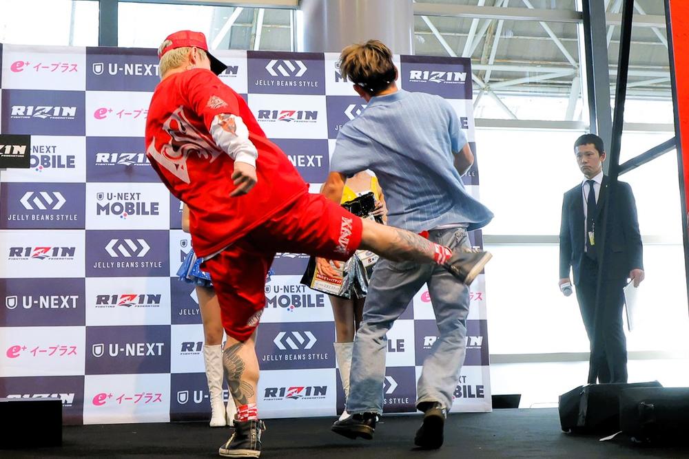 【RIZIN】ライト級王座戦ノジモフ「君が王者になるのは明日じゃない」×グスタボ「絶対にベルト獲る」、体重差11.25kgの平本蓮が皇治に蹴り、高木vs.カイウェン、太田vs.金太郎、ケイトvs.ペレス、雑賀vs.宇佐美、松嶋vs.カファロ、ダイキvs.梅野、ジョリーと児玉が小競り合い＝全選手計量パス