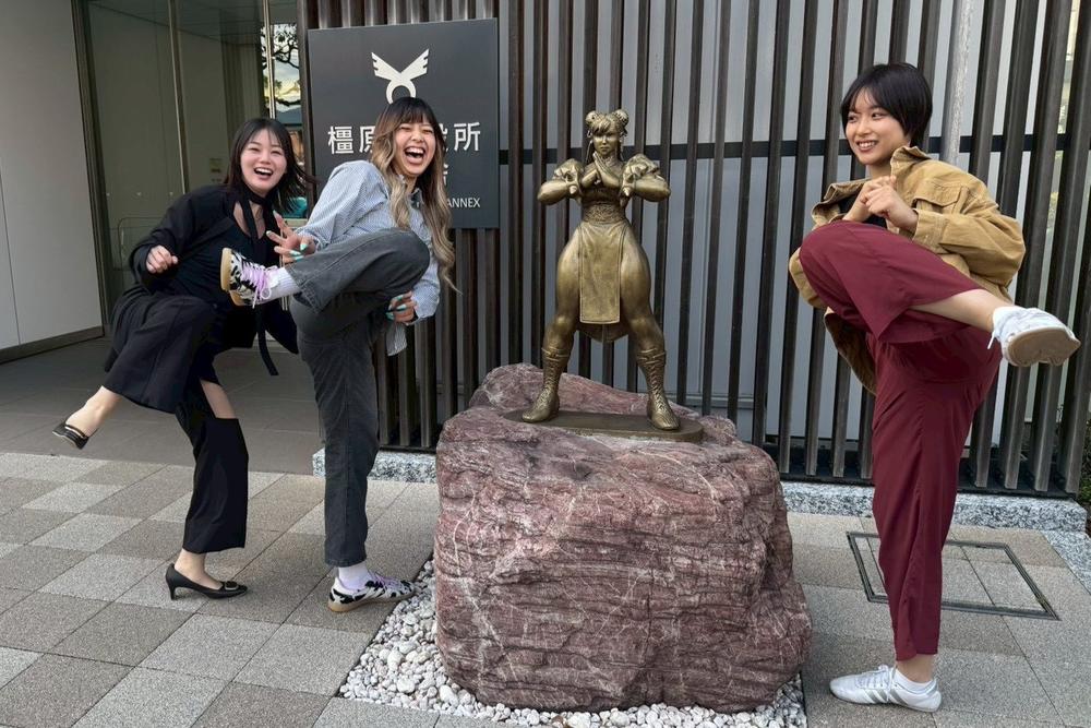 【K-1】“リアル春麗”木村萌那、奈良県橿原市長を表敬訪問「ストリートファイター」の街で“百裂脚ポーズ”長野じゅりあ、滝川聖奈も