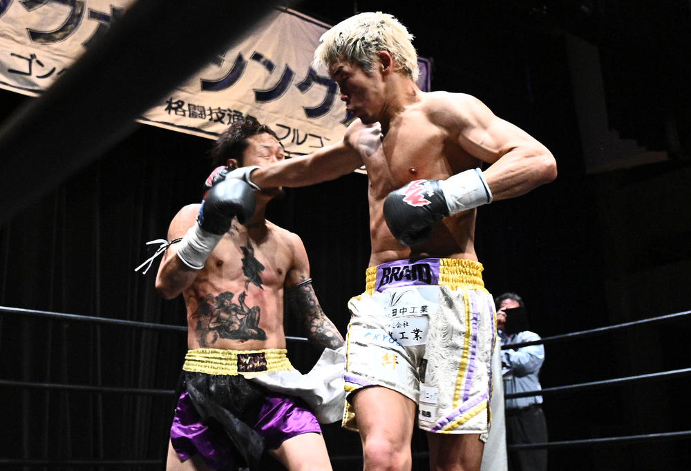 【MA日本キック】バズーカ巧樹が少年時代から親交のある耀織とダウン応酬の接戦で世界王座を初防衛、松山翔が執念の王座奪還