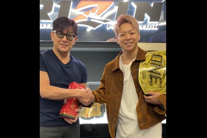 【RIZIN】武尊が榊原CEOに引退報告のサプライズ「格闘技界の垣根を壊すような何か出来たらなと思うので」（武尊）「武尊と何か面白いことを考えようと思いますので、期待していてください」（榊原）