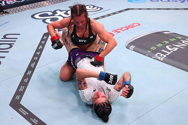 【UFC】UFC史上初めての極め技「カプセルロック」は「インスタグラムの動画で覚えた」ルーマニア女子ストロー級のアルデレアン