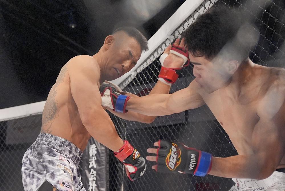 【DEEP】三井俊希が高橋遼伍を初回TKO「僕が大阪を盛り上げる」京セラドーム出陣もアピール、JTT移籍の中島太一が日比野“エビ中”純也を2R TKOで復活。長谷川賢が1年半振り復帰で49秒TKO勝ち