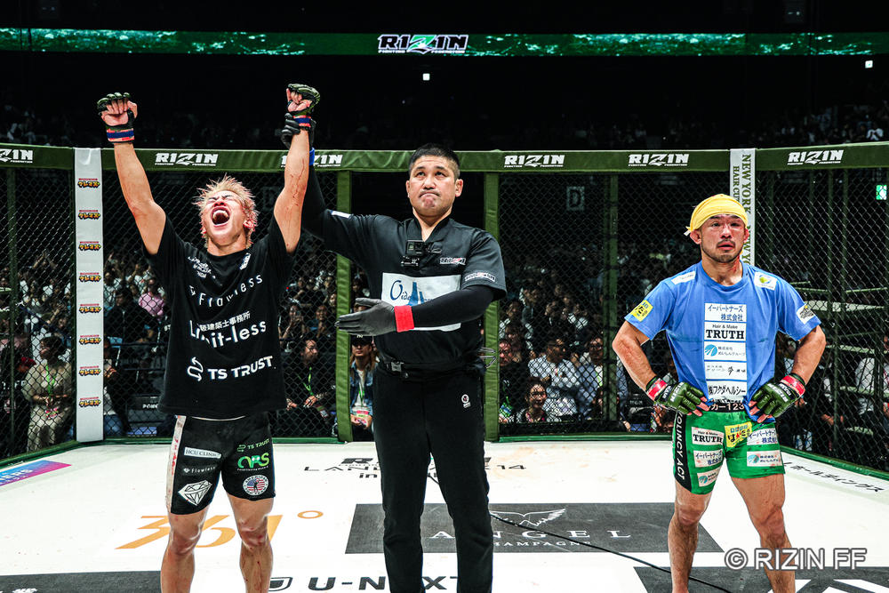 【RIZIN】神龍誠が扇久保博正に判定勝ちでフライ級新王者に！ ララミーが元谷に完封勝利「メインの勝者と戦いたい」、体重超過の貴賢神が酒井を右ストレートTKO、ベイノアが芳賀に左ハイキックKO！ 矢地祐介がISAOの組みを凌ぎ判定勝ち、冨澤が加藤をヒジTKO、直樹が黒井の腕十字を凌いでヒザTKO、井上が組む赤田を3R KO
