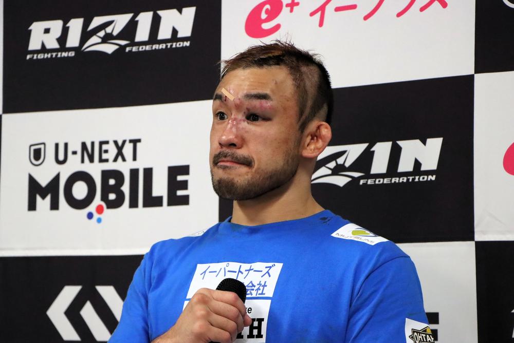 【RIZIN】扇久保博正、現役を語らず「自分が憧れた、昔見てた格闘技の戦い方で倒したかった」。神龍には「誠、ほんとうに強くなったな」