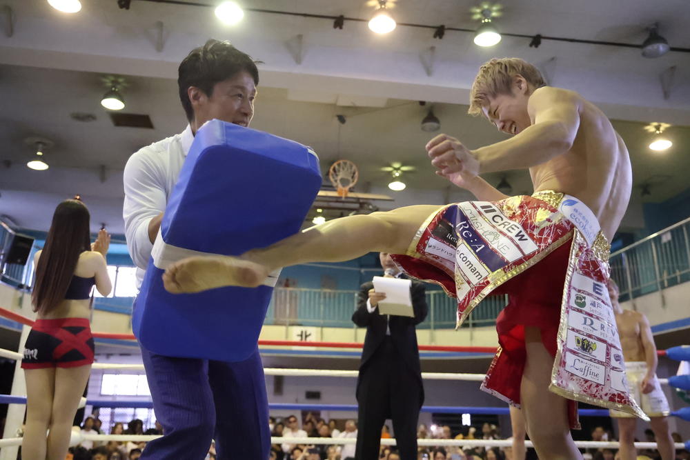 【XSTREAM 1】武尊と卜部兄弟が師匠・前田憲作と「高速キック！鬼3連」で対決、10年ぶりの師匠のミットに「追い込んでもらっていた時期のことを思い出して、嬉しくなりました」