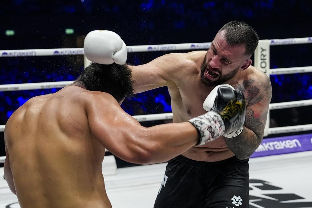 【GLORY】クロマが鮮やかな飛びヒザ蹴りでクヴェチカニンをKO、ライトヘビー級グランプリはトゥチャッシーがウィッセを破り優勝、プラチバットが延長戦でKO勝ち