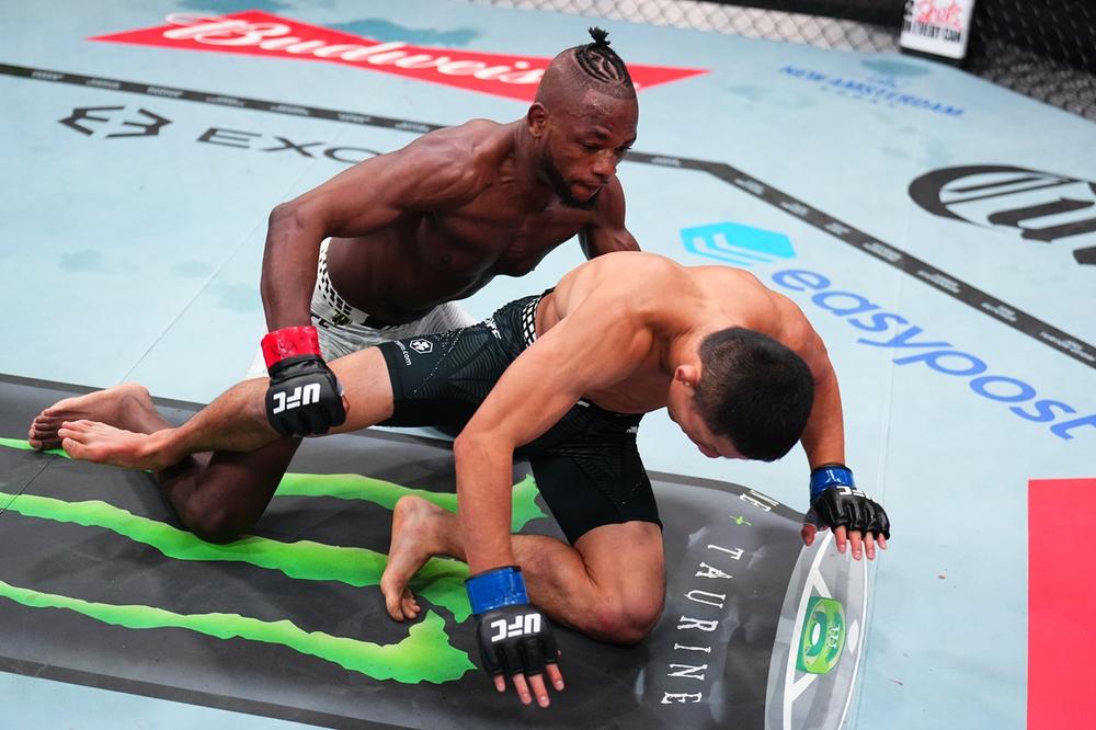 【UFC】堀口恭司がTKO負け、マネル・ケイプが3R 右で倒してパウンドアウト「堀口と戦ったから今の俺がいる」。スターリングが10戦無敗・UFC5連勝に、フェザー級キルギスのマゴメドフが77秒、ツイスターで11勝無敗・全フィニッシュ勝利に！ オリヴェイラがフィリをTKOでUFC5連勝、キャッチ戦でリマがボルハスに判定負けで連勝止まる、メスキータが腕十字で8勝無敗・UFC3連勝に