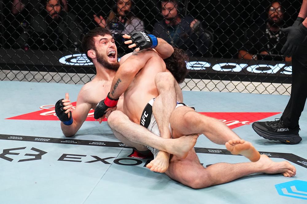 【UFC】オクタゴンでもキルギス旋風！「UFC史上4度目のツイスター」一本勝ちのムルタザリ・マゴメドフは11戦無敗・全フィニッシュに「UFCフェザー級はほぼ死にかけている。僕がこの階級を復活させる」
