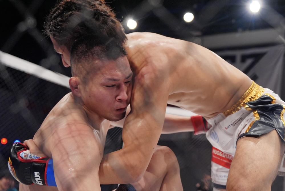 【DEEP】ライト級で復帰の相本宗輝vs.4連勝・JTT山田聖真、猿寿健太vs.火の鳥、ケンシロウが神田コウヤに組み勝ち6連勝! 崖っぷちの五明宏人vs.太田将吾、河村泰博がスプリット判定でDEEP初勝利、連勝対決は組みの矢野武蔵を剥がした石坂空志が判定勝ち、秋元強真の兄・優志が逆転TKO勝ち。越智晴雄引退エキシに斎藤裕=速報中