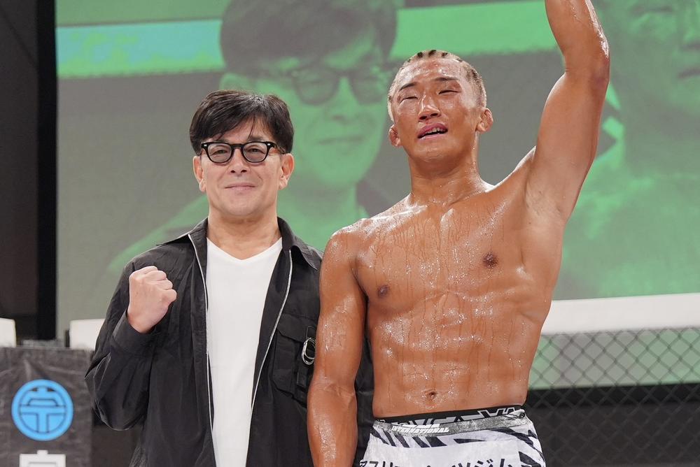 【DEEP】ライト級で相本が山田に最終回TKO勝ち、榊原CEO「自分でケツを拭いて、RIZINで待ってます」。五明が逆転の一本勝ち！ ケンシロウが神田に組み勝ち6連勝、河村がDEEP初勝利、矢野を剥がした石坂が判定勝ち、秋元強真の兄・優志が逆転TKO勝ち。越智晴雄引退エキシで斎藤裕ら送り出す