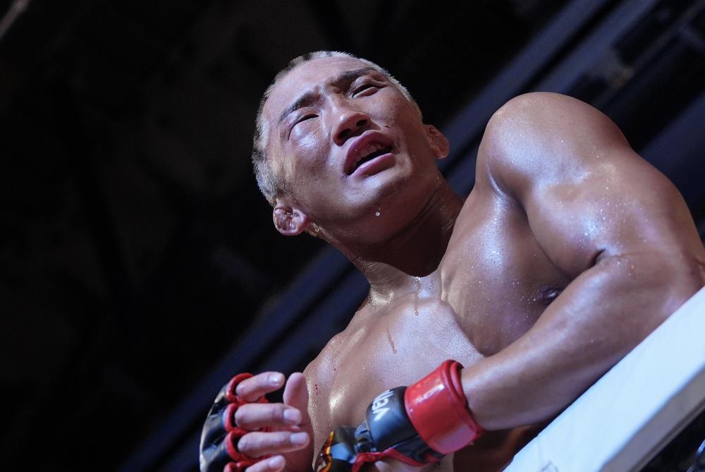 【DEEP】相本宗輝が交通事故からの復帰戦でTKO勝ち「足を削って入りにカウンター」相手のテイクダウンには「無駄に体力を使わない」「やっぱりフェザーで戦いたい」