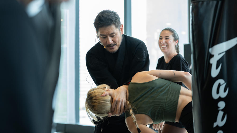 【ONE】チャトリCEOが自ら護身術を指導した、タイのEVOLVE MMAジムでグランドオープンイベント開催、スーパーボンやナビル・アナンも出席