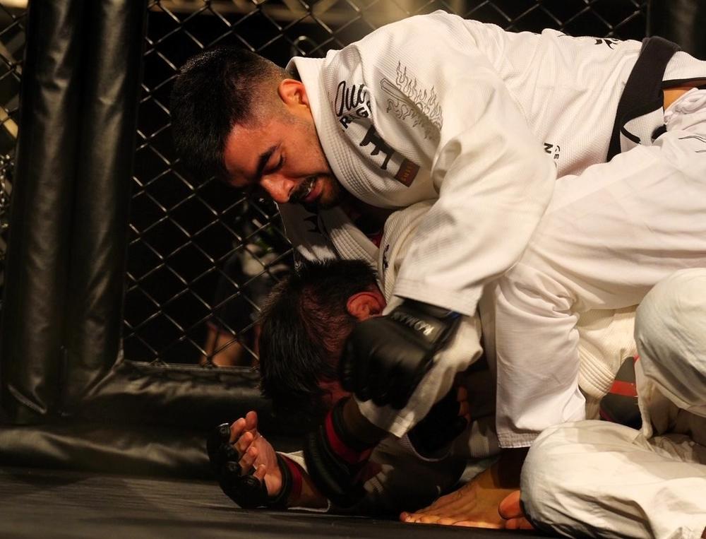 【ROMAN】道衣MMAでボンサイ柔術マルコス・ヨシオ・ソウザvs.大場慎之介、ムリーロ・タケシ・ソウザが西村に一本勝ち、ゴドイが佐竹にサッカーキック＆パウンドTKO。トミー矢野vs.ソ・ジェヒョン、ウー・ドンシンがVT勝利。道衣MMAフェザー級T1回戦で竹本がハンマーロック、清水がサッカーキック、メネギンが三角絞め、谷井が判定勝ち。渡部修斗がTKO勝ち。安齋アーロンが北田を極める＝速報中