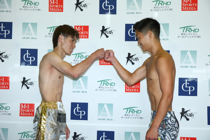 【Krush】メインの黒川瑛斗と橋本楓汰が健闘を誓い合うグータッチ、24選手全員が計量パス