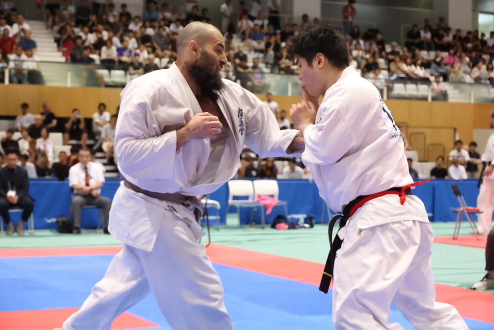 【極真会館】49歳の元全日本王者ナヴァロ・アレハンドロが延長戦を制して-90kg級優勝、佐川人成が日本男子選手で唯一の優勝、女子は4階級制覇