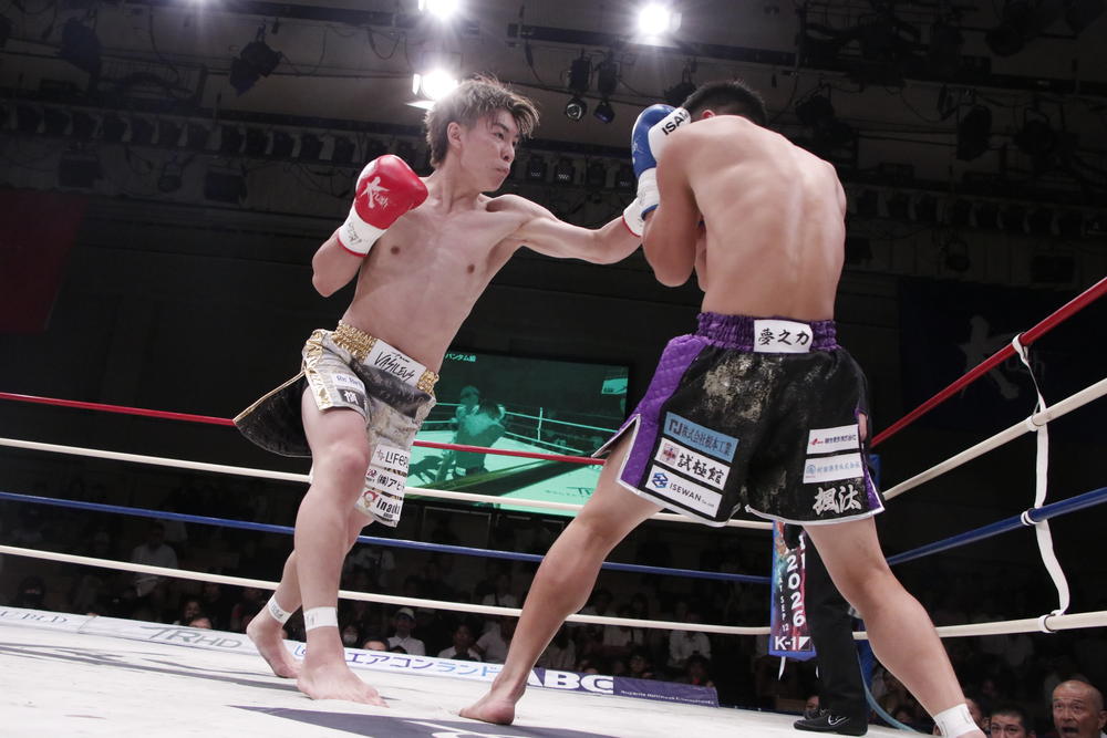 【Krush】黒川瑛斗がダウン奪い橋本楓汰に勝利「金子君と璃明武君の勝った方とやらせてください」、菊地海斗がダウン奪い岩尾を破る、大激闘で坂本優輝が昇也からダウン奪う判定勝ち、浜名颯斗が秒殺KO勝ち、鬼山桃太朗が初回KO、NARIAGARIからの刺客・来希がTKO勝ち、横山朋哉の同門・瑠唯が圧倒KO、雨宮空の熱闘KO勝ちで本戦スタート