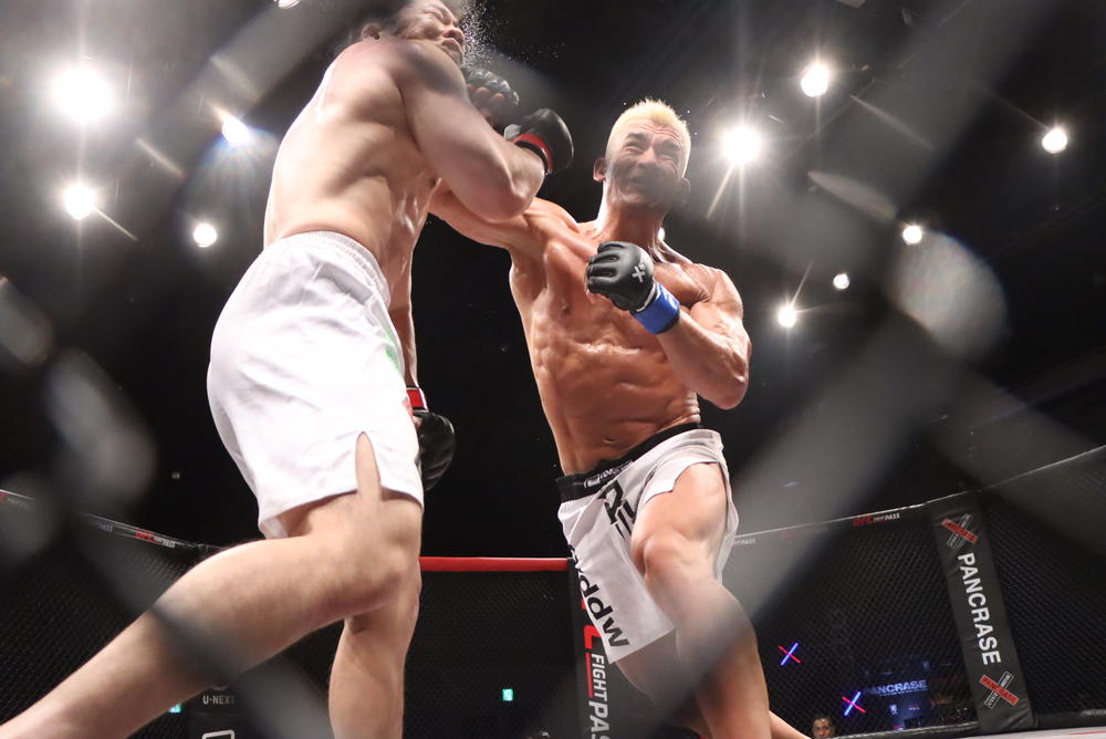 【PANCRASE】レーベンが西尾を右ストレートTKO！“ブン殴りマッスル”対決制す、フライ級・菅歩夢が植松洋貴に一本勝ち、フェザー級・関翔渚が浜松大和に競り勝つ、ミドル級・手塚晴希が岡村寿紀に判定勝ち