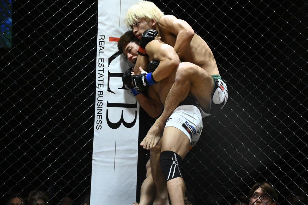 【GRACHAN】ライト級で村瀬賢心がキム・ギヨンをRNCに極めて4連勝、芳賀ビラル海に「早く俺と変わって」。ハシモト・ブランドンがベ・ドンヒョンにリベンジで新王者に。フェザー級で手塚基伸が八木匠をテイクダウンからパウンドで判定勝ち。ウェルター級で青木忠秀がロクク・ダリに判定勝ち