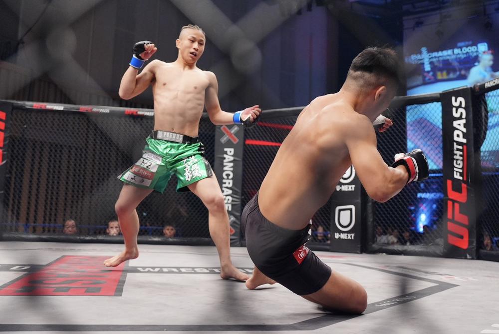 【PANCRASE】白井が石田をニンジャチョークで極める、小林が大野に負傷TKO勝ち、再戦の沢木がギレルメを右ストレートTKO、山口が織部をTKO。NBTストロー級決勝は笹生vs.鎌倉、フライ級決勝は64秒KOの18歳・大鹿vs.時田一生、バンタム級決勝は山野邊が友寄vs.渡邉、フェザー級決勝は宮下vs.眞弓田に