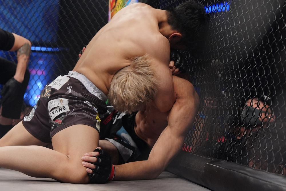 【PANCRASE】白井が石田をニンジャチョークで極める、小林が大野に負傷TKO勝ち、再戦の沢木がギレルメを右ストレートTKO、山口が織部をTKO。NBTストロー級決勝は笹生vs.鎌倉、フライ級決勝は64秒KOの18歳・大鹿vs.時田一生、バンタム級決勝は山野邊vs.渡邉、フェザー級決勝は宮下vs.眞弓田に