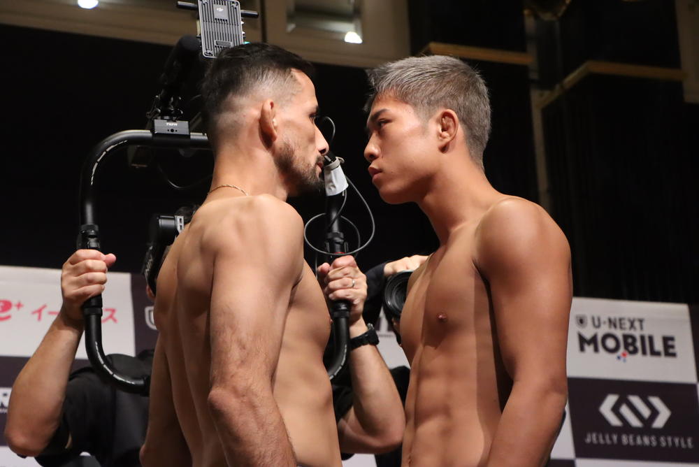 【RIZIN】秋元強真とクレベル・コイケが計量パスで白熱のフェイスオフ「15000人フル満員の会場をしっかり勝って爆発させる」(秋元)、「明日は絶対にいい試合を見せる」(クレベル)