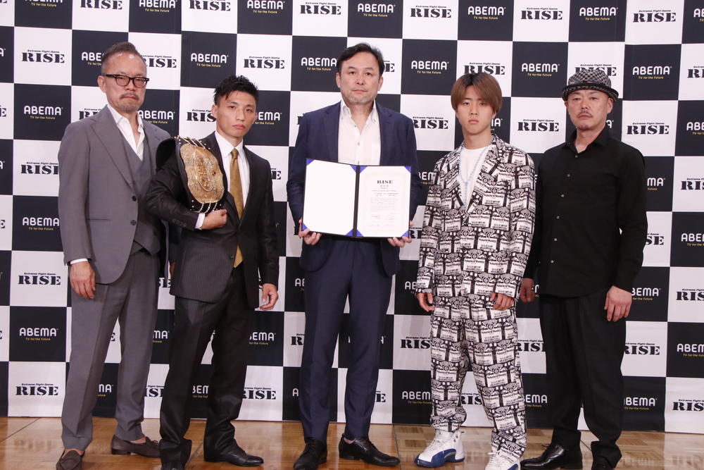 【RISE】王者・大﨑一貴「前回と同じと思わないように」、挑戦者・那須川龍心「判定に委ねずにKOを狙っていきたい」両陣営の会長もアツく語る＝タイトルマッチ調印式
