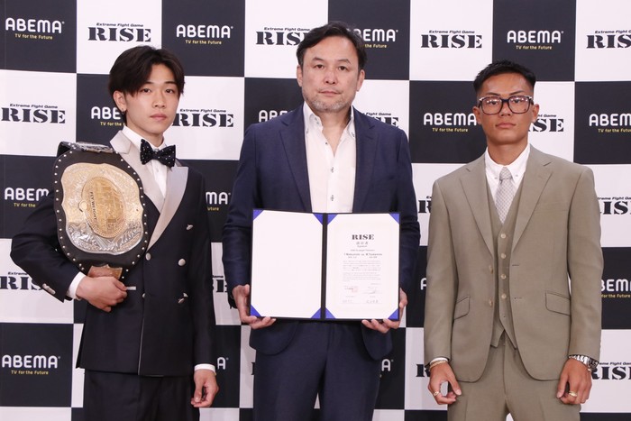 【RISE】「関西にRISEのベルトを」と意気込む挑戦者・塚本望夢に王者・松本天志は「絶対にこのベルトをもう一度巻く」＝タイトルマッチ調印式