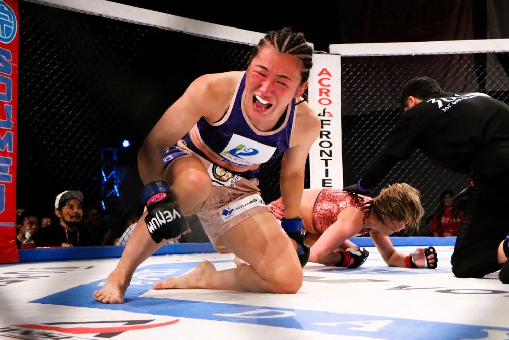【DEEP JEWELS】竹林エルが組みを融合させて彩綺をTKO。試合中止のののかが王座戦アピール、海咲が緊急参戦の古瀬に判定勝ち、横瀬友愛が桐生をヒザでTKO、大井すずが知名にTD&パウンドで完勝、サラが渡邊に完封勝利、堀内がダウン奪う判定勝利、JUICYまたも剛腕KO、村松が斉藤に判定勝ち、あきぴが涙の判定勝ち