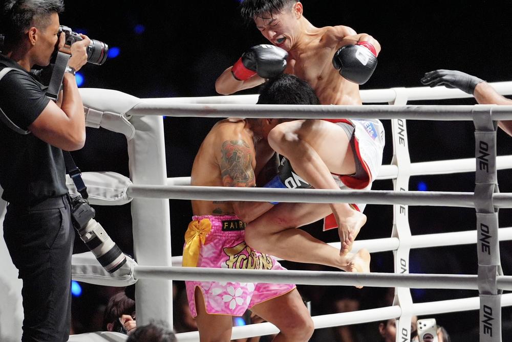 【ONE】吉成名高が計量ミスのオムにほぼ何もさせずキック初陣で完勝、若松がローエンのアゴ壊すTKO勝ちで750万ボーナス、士門が三日月蹴りKO、体重超過のチョーディーに奥脇が逆転勝利で450万円ボーナス！ 箕輪が宮澤に判定勝ち。伊藤盛一郎、安部焰、田中佑樹が1Rフィニッシュで150万円ボーナス獲得＝9月12日（土）『ONE SAMURAI 3