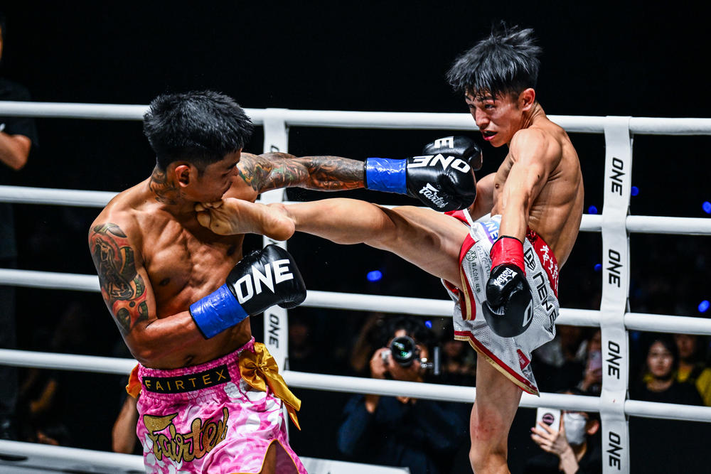【ONE】吉成名高が計量ミスのオムに何もさせずキック初陣で完勝、若松がローエンのアゴ壊すTKO勝ちで750万ボーナス、士門が三日月蹴りKO、体重超過のチョーディーに奥脇が逆転勝利で450万円ボーナス！ 箕輪が宮澤に判定勝ち。伊藤盛一郎がワンアームチョーク、安部焰、田中佑樹が1Rフィニッシュで150万円ボーナス獲得