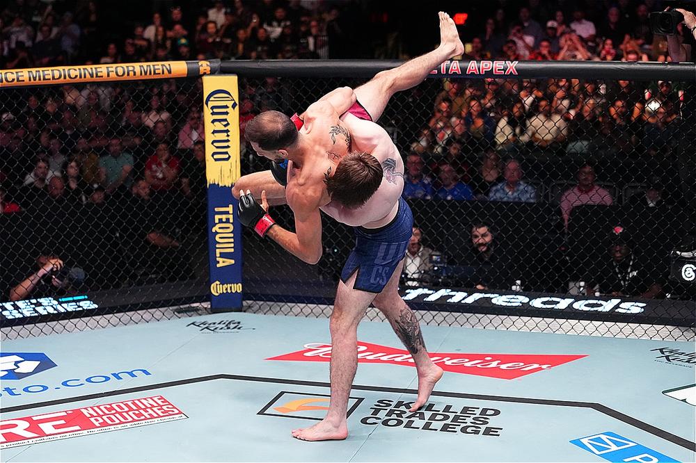 【DWCS】ステインズが61秒スラムKOで11勝無敗に! インカMMA王者エスクザが8戦全1Rフィニッシュ勝利。反則ヒザも「勝敗に影響無し」と判断。セネガルのジョプがハンマーフィスト猛攻TKO勝ち、IMMAF優勝からLFA王者のベルトソが圧巻の一本勝ち! 元K-1イリアス・ブライドvs.LFA王者ヴィスコンデは中止に=速報中