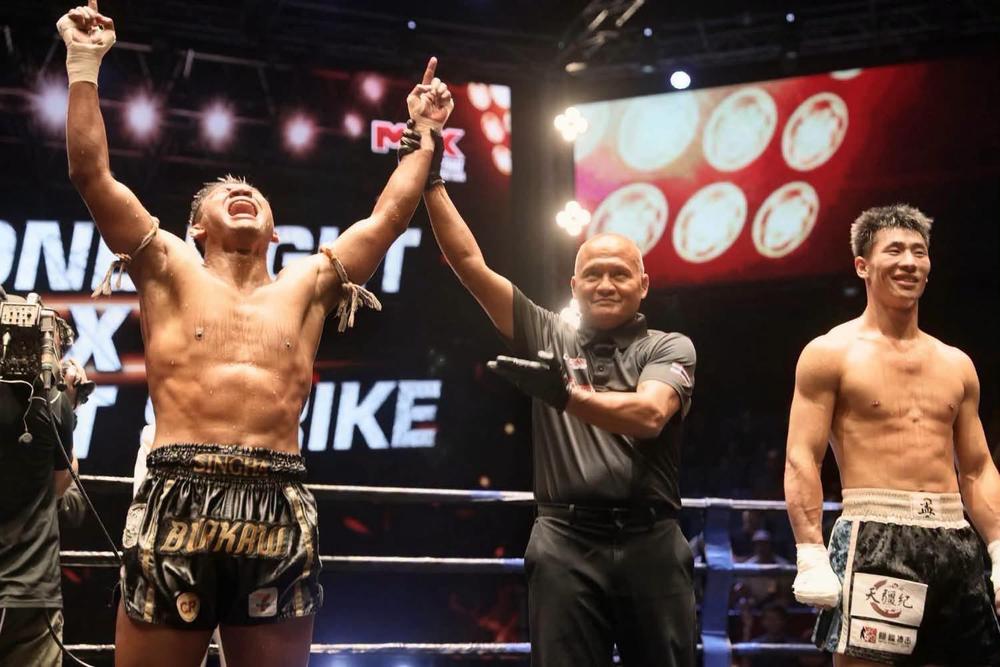 【ムエタイ】44歳ブアカーオがK-1に来日したガオフォンを相手に310戦目を勝利で飾り、267勝(84KO)26敗15分2無効試合に