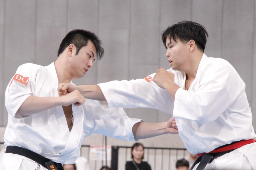 【新極真会】「第58回全日本選手権」準決勝＝岡田侑己が堀之内陽逞に大苦戦の末に体重判定で決勝へ、渡辺和志が同門対決を制して決勝進出。女子は藤原桃萌と鈴木未紘が決勝へ