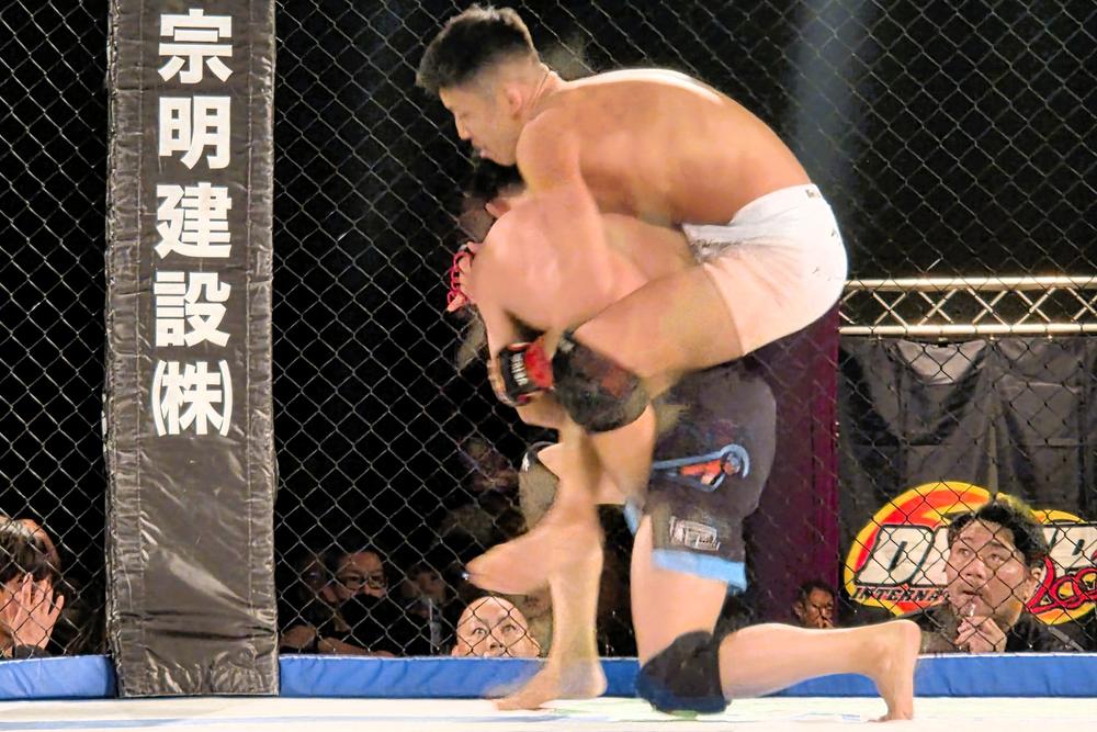 【DEEP】親子出場の加藤健二が日比野“エビ中”純也と対戦。中務修良vs.連勝の鶴斗、“Mr.BreakingDown”川島悠汰が胸毛と再戦。加藤翔奏がメインの父に繋ぐ一本勝ち。那奈実が土木ネキに大差判定勝ち、ボンサイ柔術・高橋典斗がキムラで一本勝ち＝速報中