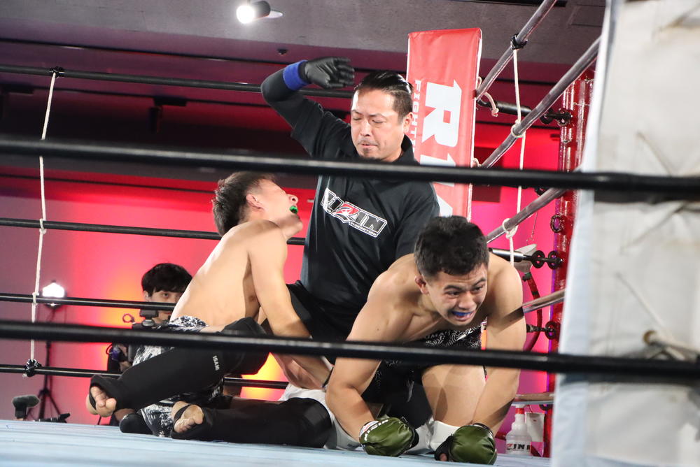 【RIZIN甲子園】準決勝第1試合は金子が阿部に判定勝ち。第2試合は松尾が横溝を極める。準々決勝＝金子蒼空が山口雷をアナコンダ極める×阿部湊介が鹿島海成にニンジャショークで一本勝ち、横溝太也が相原琉唯斗の組みを潰して打ち勝ち×松尾クリスチャン・アキラが吉田剛をTDで判定勝ち