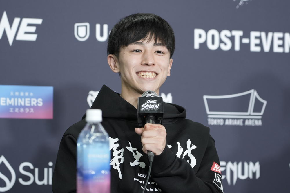 【ONE】吉成名高の“神技KO”は試合中のひらめき「元々はミドルだったり前蹴りを回るところに狙ってた」「不動のチャンピオンでいたい」チャトリ代表は「那須川龍心とキックボクシングで…」