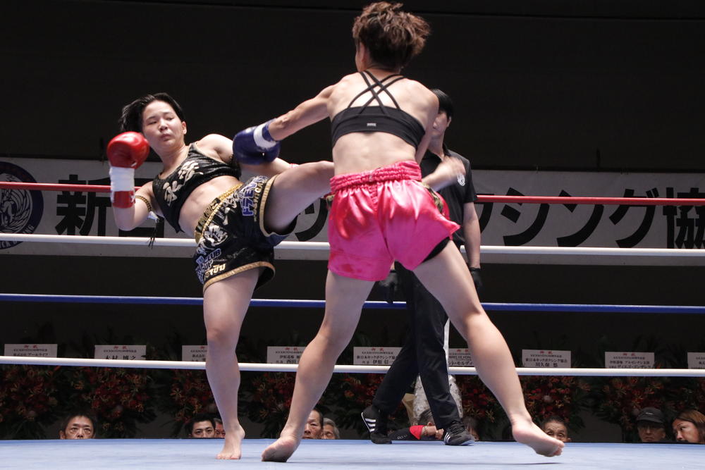 【新日本キック】紗耶香がスペインの三冠王に勝利、松藤麻衣が引退試合でRUIに勝つ、期待の女子ルーキー15歳の永愛が2連勝。王者・西田蓮斗がNJKFランカーの明夢を迎え撃つ、オリベイラもNJKFのコウキと対戦、スペイン人ファイター多数参戦＝速報中