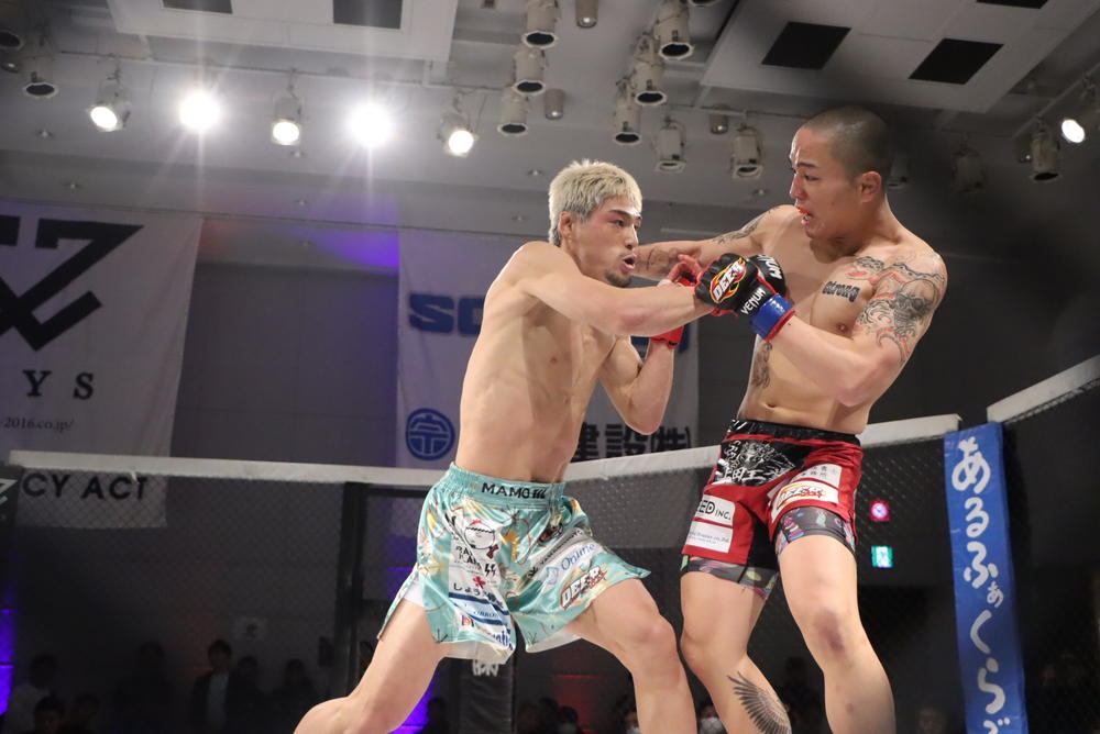 【DEEP】濱口奏琉がおにぎり君を1R 右でKO！「強い人とバンバン戦って俺の先生・寒天さんと一緒にトップまで行きたい」、井上セナがルシア山内に左三日月蹴りから左ハイ効かせてラッシュ、初回TKO！
