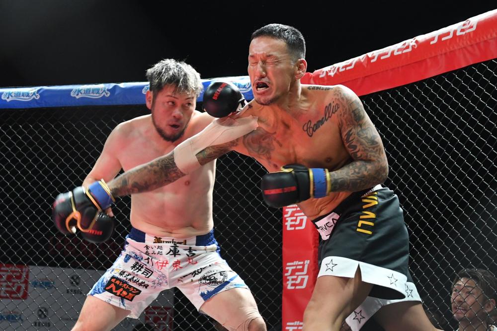 【BreakingDown】『LEGEND FIGHT』啓之輔がOGJにTKO勝ち、ヒロ三河がcazyaにTKO勝ちで決勝へ進出。ライト級注目の一戦はTETSUが黒柳禅に勝つ、ワンマッチはウルシマン、外枦保尋斗、大悟、みつたか、夢大、前田島純が勝利。トーナメントはヒロ三河、啓之輔、OGJ、cazyaが準決勝に進出