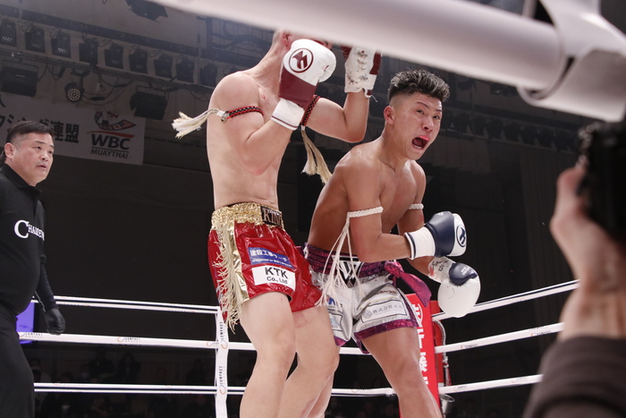 NJKF】大田拓真が合計5度のダウンを奪うTKO圧勝で防衛、その場で NJKF】大田拓真が合計5度のダウンを奪うTKO圧勝で防衛、その場で